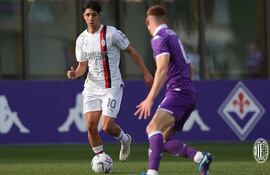 Hugo Cuenca (i) en acción en el partido de ayer contra la Fiorentina por la Copa Primavera.