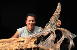 Un equipo internacional de investigadores ha descubierto una nueva especie de dinosaurio (que han bautizado como Spinosaurus mirabilis) en el Sáhara Central, en Níger. En la imagen el paleontólogo estadounidense Paul Sereno, de la Universidad de Chicago, posa con el cráneo reconstruido de este dinosaurio gigante.