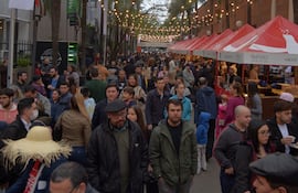 Un público multitudinario acudió el año pasado al San Juan del Barrio Mariscal, que este año promete mucha diversión.