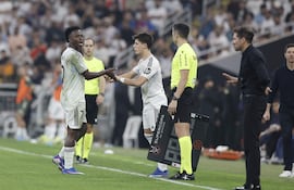 El centrocampista del Real Madrid Arda Güler (c) entra en sustitución del delantero Vinícius Jr (i) durante la semifinal de la Supercopa de España entre el Atlético de Madrid y el Real Madrid, este jueves en el Estadio Rey Abdullah, en Yeda.