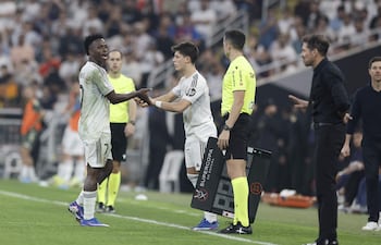 El centrocampista del Real Madrid Arda Güler (c) entra en sustitución del delantero Vinícius Jr (i) durante la semifinal de la Supercopa de España entre el Atlético de Madrid y el Real Madrid, este jueves en el Estadio Rey Abdullah, en Yeda.