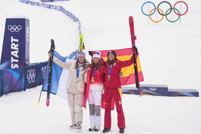 Medalla de plata para la francesa Emily Harrop (i), la de oro para la suiza Marianne Fatton (c) y la de bronce para la española Ana Alonso Rodriguez, en el esquí de montaña femenino.