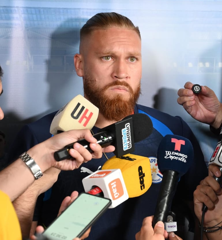 El delantero de la selección paraguaya, Isidro Pitta habla con los medios en la previa al duelo ante Turquía, por la segunda ronda del Grupo D del Mundial 2026.