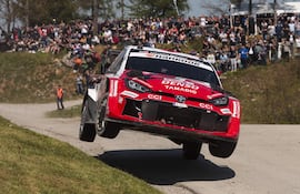 Espectacular salto del Toyota GR Yaris de Takamoto Katsuta y Aaron Johnston.