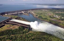 Vertedero de la represa hidroeléctrica binacional Itaipú, la casa de máquinas y embalse del complejo (foto de archivo).