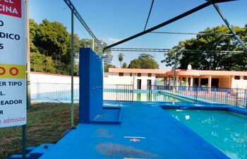El local de la Asociacion de Funcionarios y Empleados del Poder Judicial tiene una piscina para niños y otra para adultos, quincho, salón de eventos y cancha de fútbol, Llamativamente, el precio base de venta es de apenas G. 15 millones.