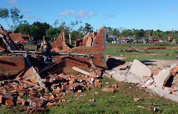 Una de las estructuras edilicias que fue destruida por el tornado en la compañía Guiaca.