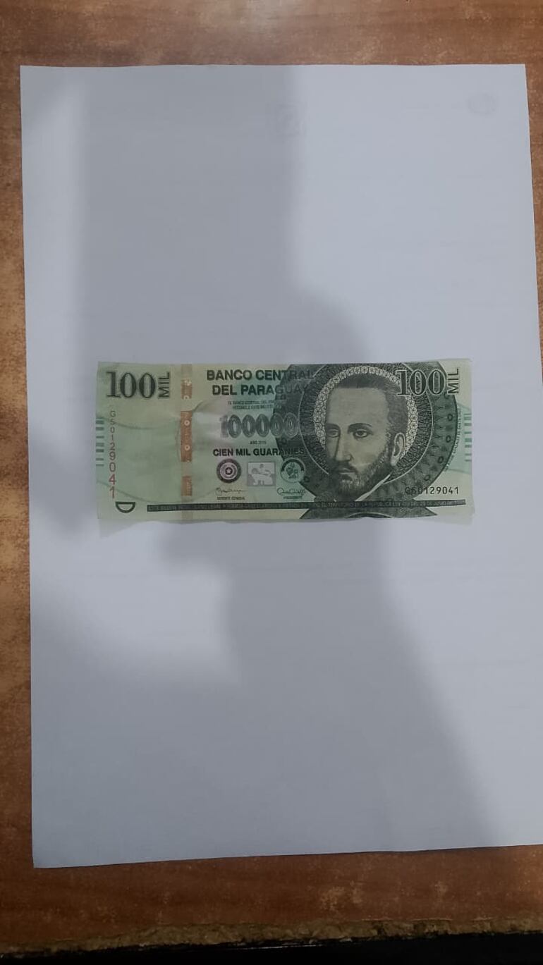 El billete de G. 100.000 fue incautado durante la persecución.