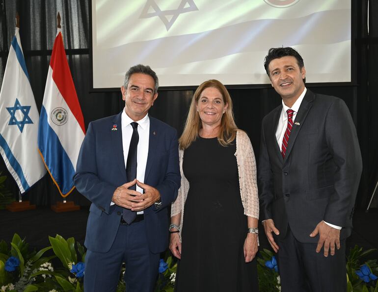 Ron Tomer, Dafna Kaplansky y el embajador de Israel Amit Mekel.