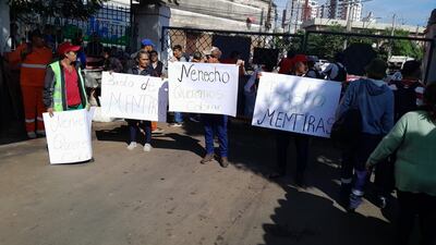 Manifestación de funcionarios de la Dirección de Aseo Urbano de la Municipalidad de Asunción, ante la falta de pago de sus salarios del mes de mayo.