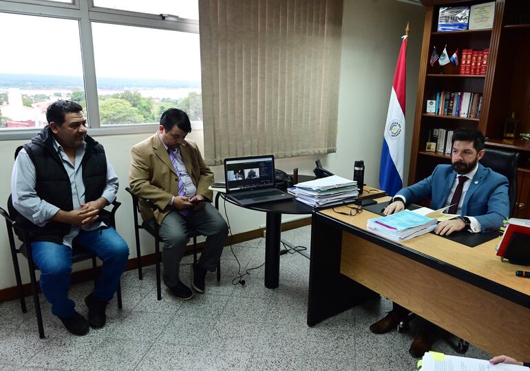 El acusado César Fernández junto a su defensor, durante la audiencia ante el juez Osmar Legal.