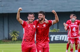 Fernando Villalba celebra su tanto acompañado por Alan Méndez. (Foto: Atlético 3 de Febrero).
