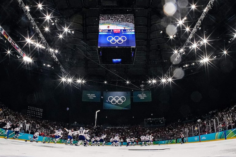 Los jugadores de Estados Unidos celebran tras ganar la medalla de oro en el partido masculino de hockey sobre hielo entre Canadá y Estados Unidos en la Milano Santagiulia Ice Hockey Arena, durante los Juegos Olímpicos de Invierno Milano Cortina 2026 en Milán, el 22 de febrero de 2026.