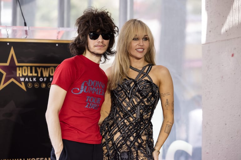 Miley Cyrus y su prometido Maxx Morando posando juntitos en el Paseo de la Fama de Hollywood. (EFE/EPA/TED SOQUI)