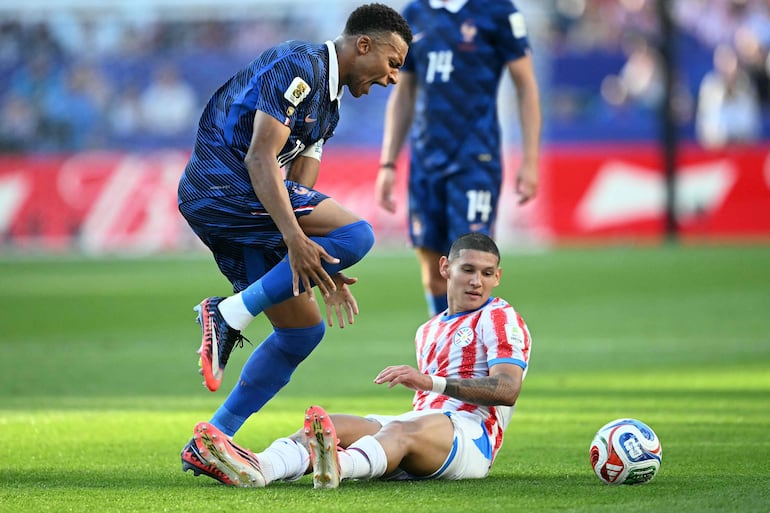 El delantero de Francia Kylian Mbappé reacciona ante el defensor de Paraguay Juan José Cáceres durante el partido de fútbol de octavos de final de la Copa Mundial 2026 entre Paraguay y Francia en el Philadelphia Stadium en Filadelfia.