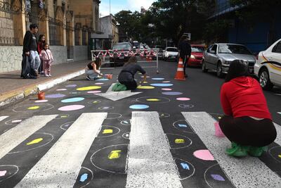 Sobre Herrera y Tacuarí, centro de Asunción, se pintó artísticamente un paso peatonal. Es en el marco del proyecto “Corredor Seguro para Mujeres”.