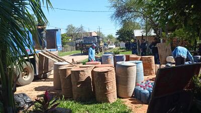 El combustible incautado fue hallado en tambores y bidones de plástico, de acuerdo a las imágenes compartidas por la Policía.