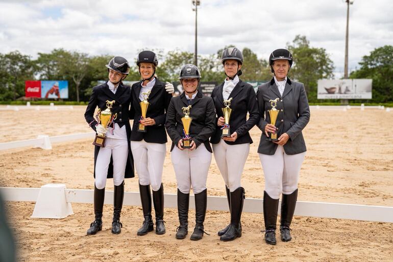 Giovanna Santi, Marlies Christel Herrero, Daniela Maldonado, Ramona Eugster y Regine Reda.