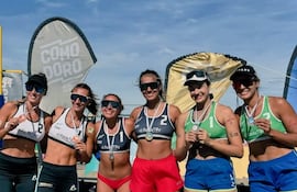 La dupla paraguaya Fiorella Núñez y Laura Ovelar (centro), lidera el ránking del Circuito Sudamericano de Vóleibol Playa.