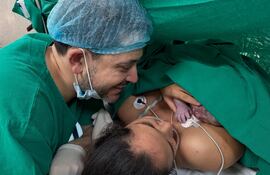 El diputado Raúl Latorre y su esposa Jociani dieron la bienvenida a Josie.