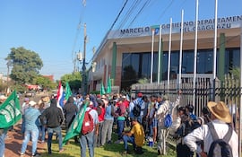 Miembros de la FNC se manifestaron esta mañana frente a la Gobernación de Caaguazú.