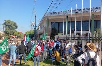 Miembros de la FNC se manifestaron esta mañana frente a la Gobernación de Caaguazú.