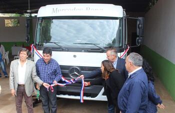 Momento en que el presidente de cañicultores de Central, Gustavo Vallejos, y el ministro del MAG, Moisés Bertoni, desatan simbólicamente la cinta para la entrega del camión. Acompañan miembros del gremio y el gerente general del ingenio azucarero La Felsina, Vicente Correa.