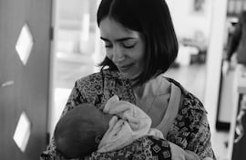 Lily Collins con la pequeña Tove en brazos.
