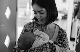 Lily Collins con la pequeña Tove en brazos.