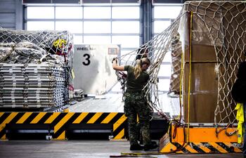 Una aviadora de la Real Fuerza Aérea Neerlandesa prepara ayuda en la Base Aérea de Eindhoven el 5 de agosto de 2025, antes de una misión de lanzamiento aéreo de ayuda humanitaria sobre la Franja de Gaza.