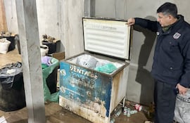 El jefe de Antinarcóticos, comisario principal Mario Vallejos, en el laboratorio atribuido a Barón Escurra, en Capitán Bado.