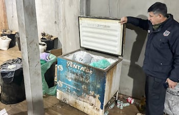 El jefe de Antinarcóticos, comisario principal Mario Vallejos, en el laboratorio atribuido a Barón Escurra, en Capitán Bado.