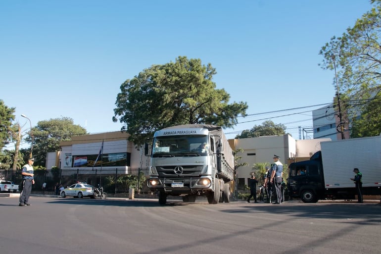 Vehículos de las Fuerzas Armada trasladando equipo electoral. Foto del TSJE.