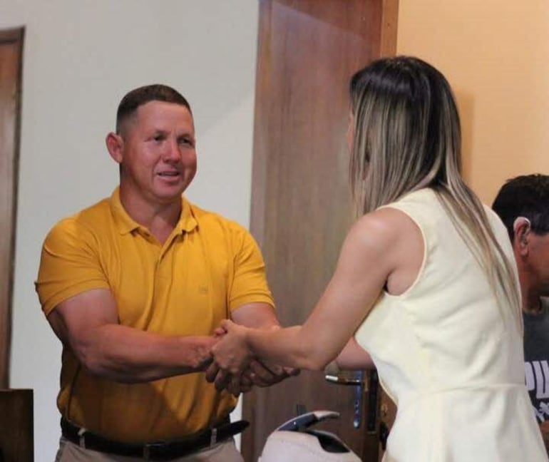 El presidente de la Junta Municipal, Carlos Bareiro, saludando a la intendenta Patricia Corvalán (ANR-HC).