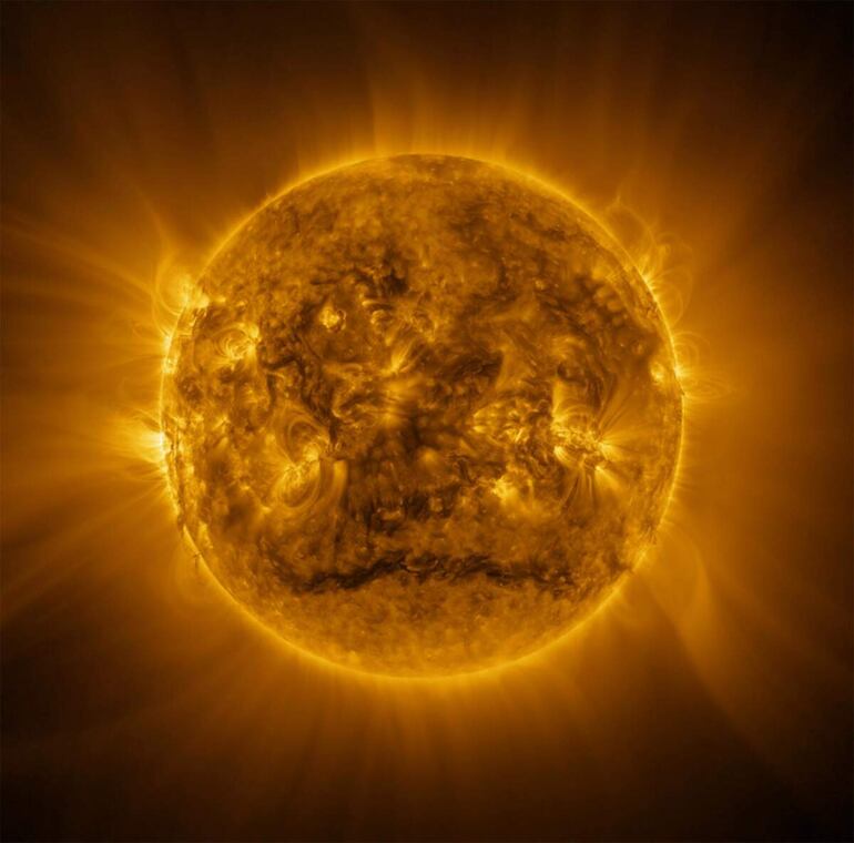 Vista de alta resolución del Sol, captada por la sonda Solar Orbiter. Una aurora boreal ha iluminado esta madrugada el cielo del Observatorio de Calar Alto, en Gérgal (Almería), tras el impacto de una fuerte tormenta geomagnética provocada por dos eyecciones de masa coronal emitidas por el Sol.