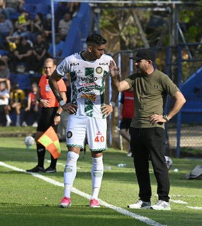 Javier Torrente dando indicaciones a Estiven Pérez en el juego de esta tarde.