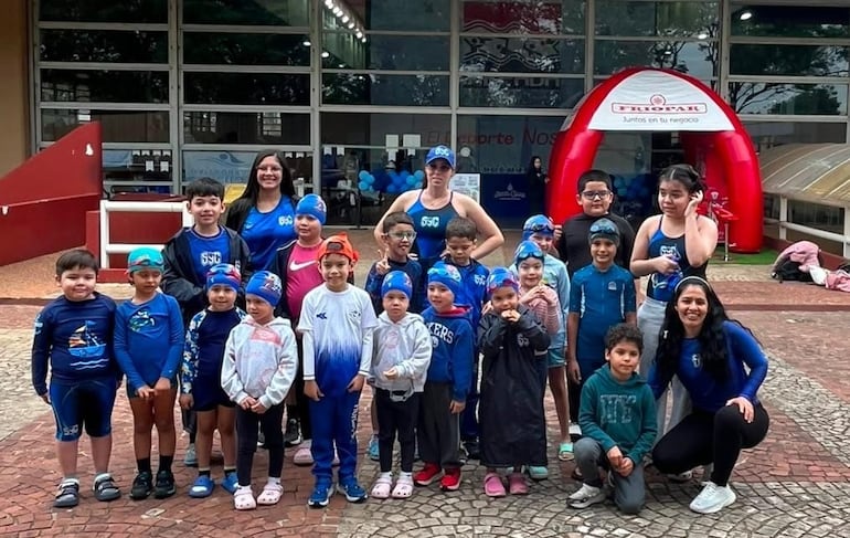 Los pequeños del nivel inicial con sus entrenadoras, en el torneo que se desarrolló en el Centro Acuático Nacional.