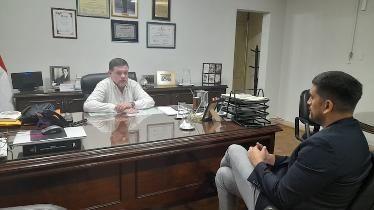 El diputado Mauricio Espínola se reunió ayer con el subcontralor Augusto Paiva para abordar las demoras del ente de control en la revisión del caso de la firma catarí.