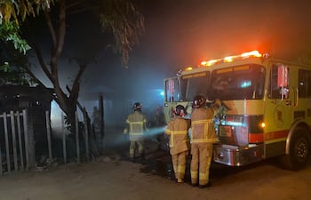 Bomberos sofocaron incendio en basural de Tablada