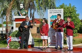 Estudiantes y docentes de instituciones educativas, junto a autoridades locales rindieron homenaje a los héroes de la Guerra de la Triple Alianza.