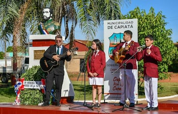 Estudiantes y docentes de instituciones educativas, junto a autoridades locales rindieron homenaje a los héroes de la Guerra de la Triple Alianza.