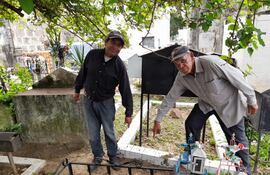 Liberato Velazco Martínez y otro personal muestran el lugar donde encontraron el feto dentro del cementerio de Pilar.
