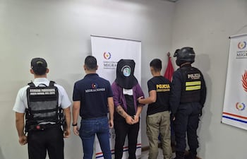 Luiz Guilherme Silva Goncalvez, en la oficina de Migraciones durante su expulsión.