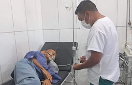 El enfermero Fredi Mendez Portillo atiende a un paciente de edad avanzada en un hospital de Río Verde.