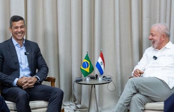En la foto se muestran contentos los mandatarios Santiago Peña y Luiz Inácio Lula da Silva, en el encuentro que mantuvieron en Campo Grande, Brasil. Sin embargo, suspendieron la declaración conjunta que tenían prevista al finalizar la reunión bilateral.