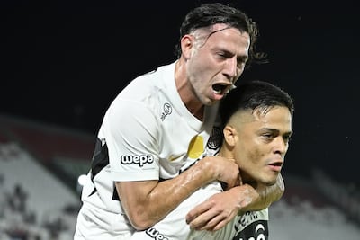 Carlos Sebastián Ferreira (28 años), autor del primer gol, se sube a la espalda del tanque Hugo Sandoval (26) que marcó el segundo de Olimpia para el triunfo sobre Ameliano en Sajonia.