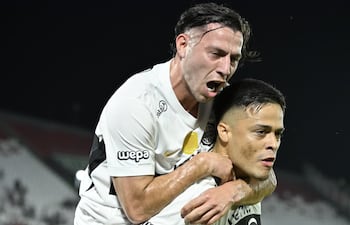 Carlos Sebastián Ferreira (28 años), autor del primer gol, se sube a la espalda del tanque Hugo Sandoval (26) que marcó el segundo de Olimpia para el triunfo sobre Ameliano en Sajonia.