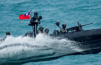 Marines navales taiwaneses a bordo del Bote de Asalto de Operaciones Especiales M109 maniobran durante un ejercicio como parte de los ejercicios militares anuales Han Kuang.
