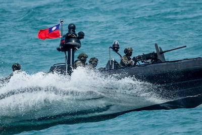 Marines navales taiwaneses a bordo del Bote de Asalto de Operaciones Especiales M109 maniobran durante un ejercicio como parte de los ejercicios militares anuales Han Kuang.