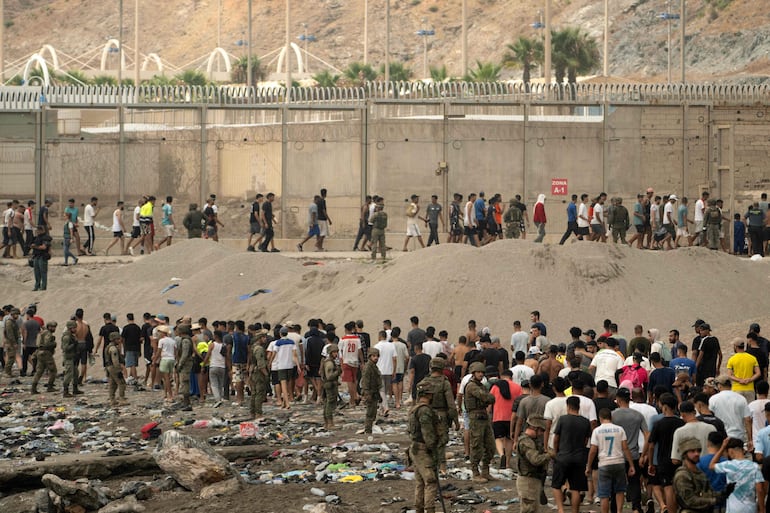 Se estima que unos 60.000 migrantes ingresaron por Ceuta, a España, de manera irregular, generando una crisis política.